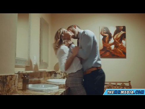 ❤️ Kana blonde ine busty inokukwezvera muchimbuzi cheveruzhinji kwatiri sn.taxiklass.ru ❌️❤